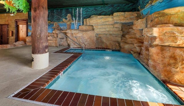 Lodge-like Stay! Cozy & Historic Themed Inn, Pool, Downtown Galena