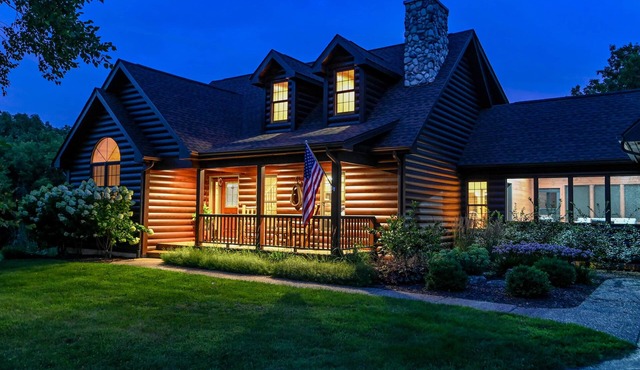 Log Home Luxury, Comfort Defined and Moonbeam Views! Access to Owners' Club Fun!