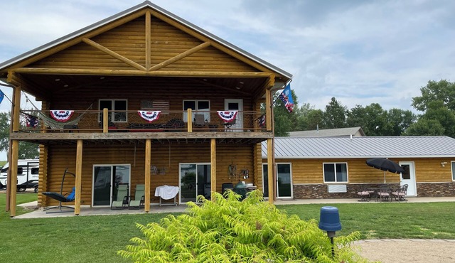 Log home on Roy Lake, 5 bed, 3 bath, sleeps 10