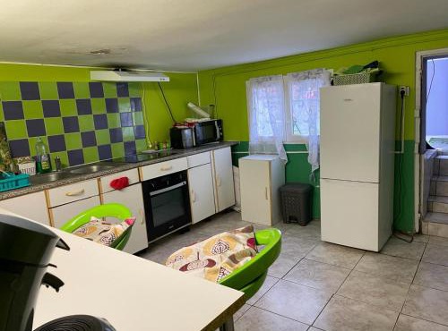 Logement entrée indépendant, sous sol éclairé, cuisine, SDB WC, jardin