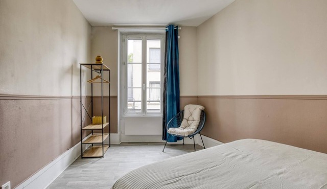 Lola Homes " Contemporary and warm apartment "