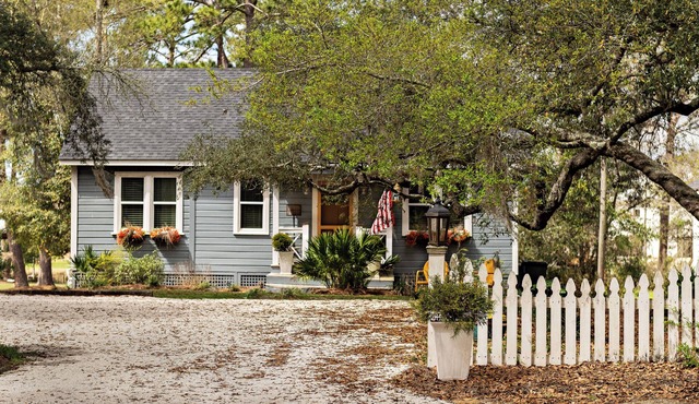 Lovely 2-bedroom waterfront cottage with many outdoor activities and charm