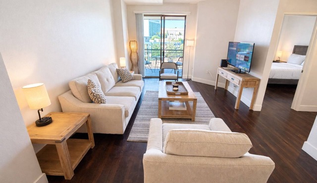 Lovely Fully Furnished 2BR/2BA on Wilshire Blvd - AC, Gym,Ideal for Relocation