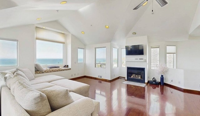 Lovely House w/Beautiful Ocean Views, Grill & Jetted Tub - Walk to Beach & Town