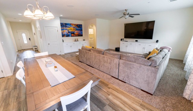 Lux Cozy Model Home. King Beds, 86" TV, Sleeps 8