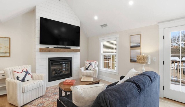 LUX on Main | Downtown | Parking | Sleeps 8, #204