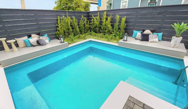 Luxe 19BR Suit | Private Backyard with Pool