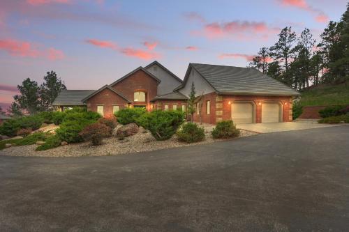 Luxe Villa with Panoramic Views and Yard