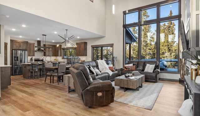 Luxurious cabin with outdoor pool access, paved roads, oversized garage
