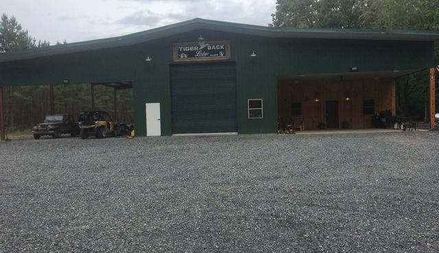 Luxurious lodge located on 640 acre ranch. Perfect solar eclipse viewing