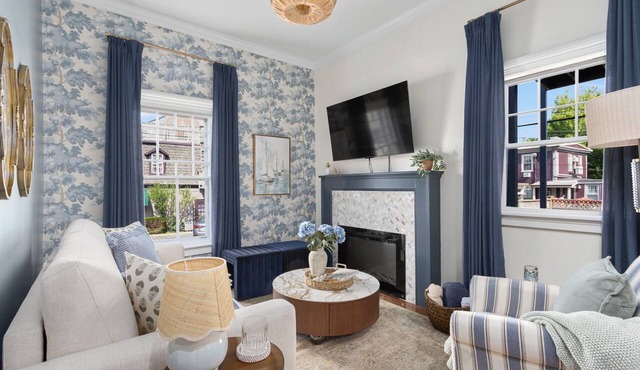 Luxury condo in the heart of Newport