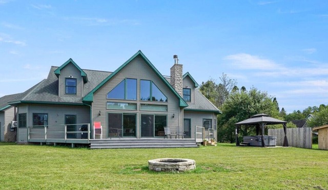 Luxury Group Retreat – Sauna, Hot Tub, Games & Minutes from MTU