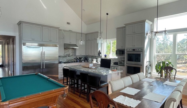Luxury home HEATED pool and spa overlooking the Bay, 1 mile from the Beach.