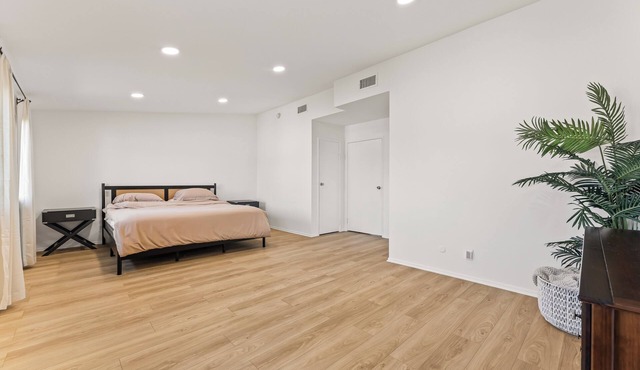 Luxury Living, spacious condo, gated w/pool, near Sofi, Intuit, +more