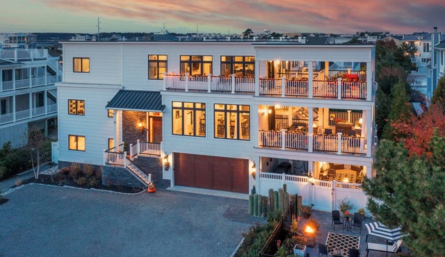 Luxury Meets the Beach! Private Pool/Hot Tub/Linens/11BR/Parking Steps to Beach!