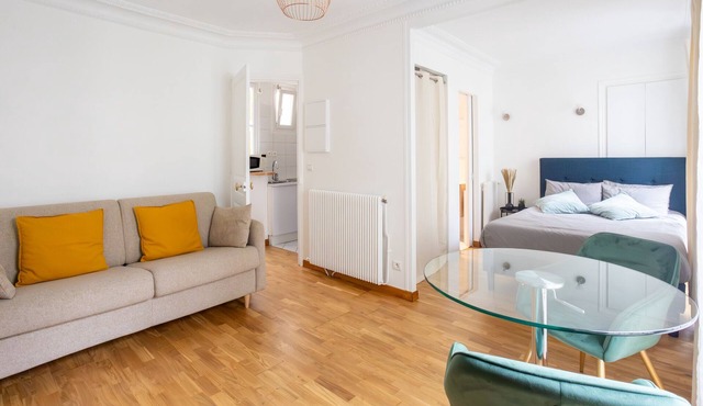 Luxury next to the Champs Elysées near Charles de Gaulle Etoile metro station