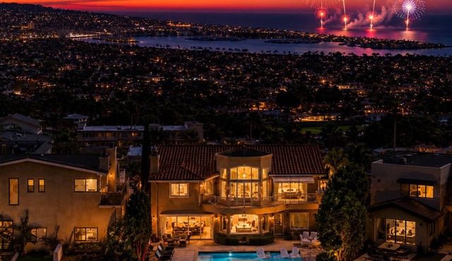 Luxury Pacific Beach Hilltop Rooftop Deck, Pool, 14-Person Hot Tub, 6BR/5BA
