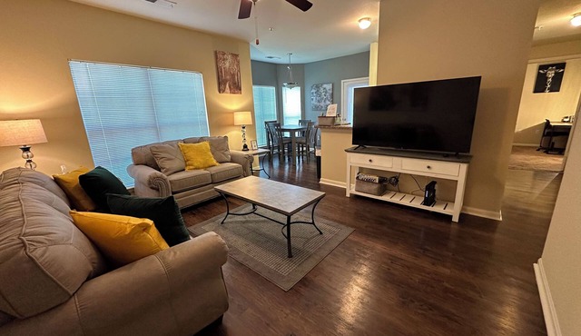 Magnolia Oasis: 2BD/2BA w/Gym, Pool, BBQ Grill