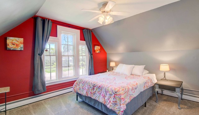 Marigold Apartment - Cute Loft 5 Minutes to Marina