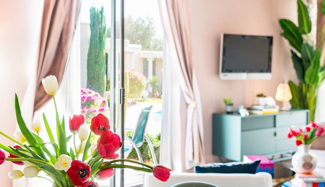 "Marilyn's Secret!" - King Bed, 2 Bathrooms/Walk to Town, Shops & Dining