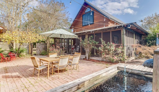 Mermaids Hideout, Home with wrap porch near the Beach, Courtyard, Pool, Pets ok