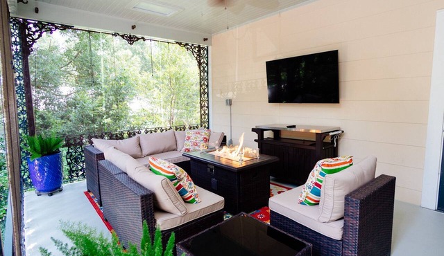 Mid-Century Modern - 3600sqft - 1 Mile to CBD Historic Surroundings, Walk to CBD