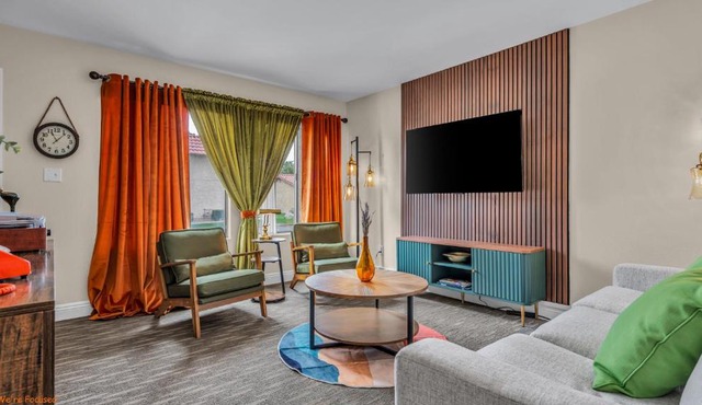 Mid-Century stay with Pool ,Golf Retreat and cool Comfort