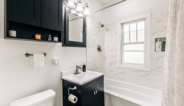Minnehaha Falls Hideaway: 3BR Family & Pet-Friendly Home near Transit & Stadiums