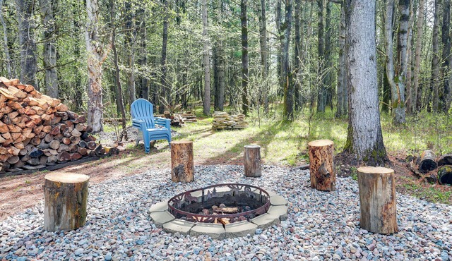 Mins to Woodruff Lakes: Pet-Friendly Cabin!