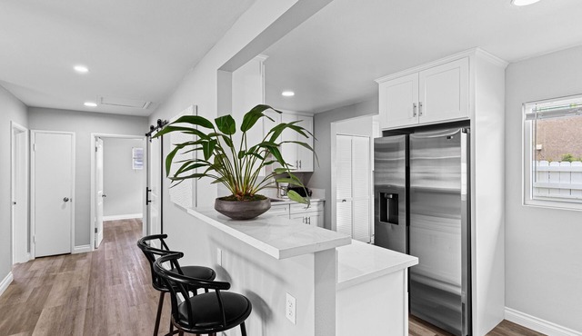 Modern Apartment - 5 mins from the Beach!
