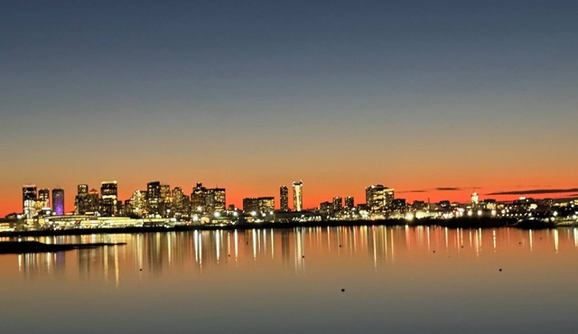 Modern city & water view 1-bedroom apartment with AC. 4 blocks from T/beach