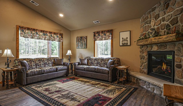 Modern dog-friendly cabin with hot tub, gas fireplace, patio, grill, & washer/dr