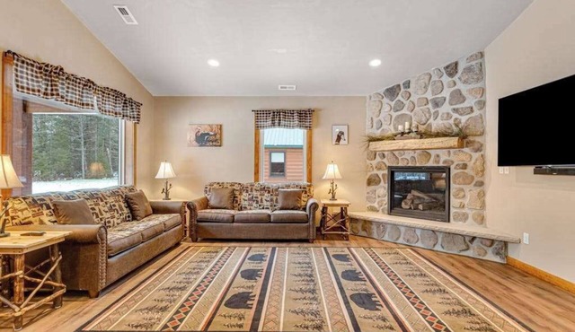 Modern dog-friendly cabin with hot tub, gas fireplace, patio, grill, & AC
