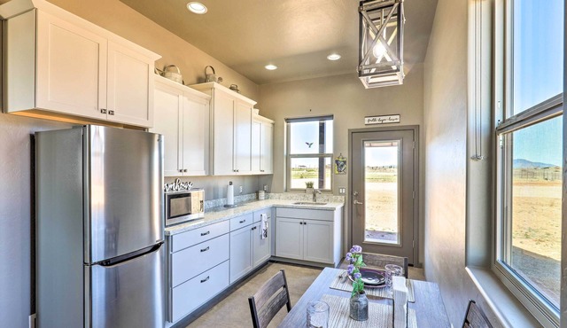Modern Elgin Home: Walk to Wineries + Pets Welcome