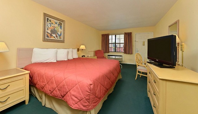 Modern King Room w/ Elegant Ambiance! Free WiFi