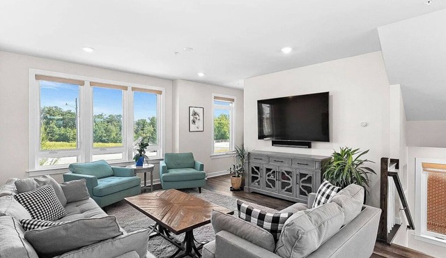 Modern Leesburg 4BR+Loft - Sleeps 8 - Near Weddings & Wineries + EV