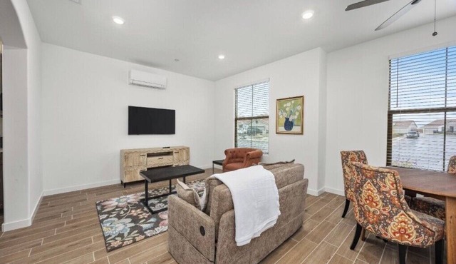 Modern Private Guest Suite Near Downtown & Parks!