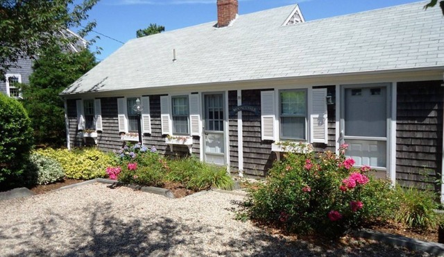 Mooncusser Cottage – A Charming Waterfront Escape
