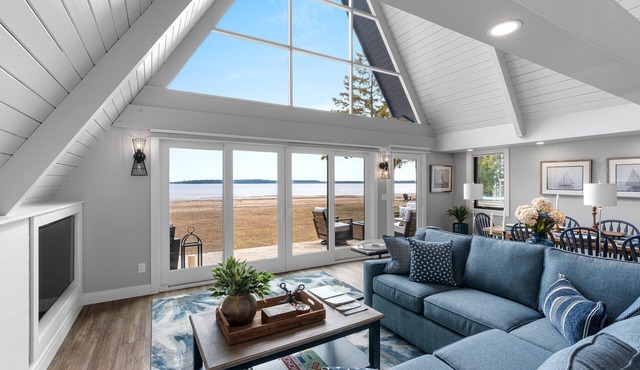 Moonlight Bay Retreat, Waterfront home near Cana Island.