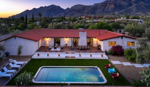 Mountain-view house with private pool, chef's kitchen, & AC - snowbird-friendly