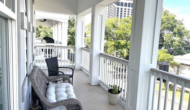 Near Biloxi Beach & one block to casinos with a balcony! Biloxi Romance -1BR/1BA