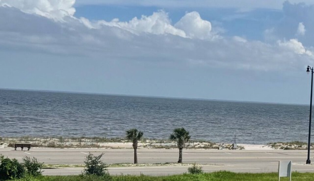 New 3-bedroom Beach house! Island View casino, 15 Minutes to Gulfport Complex.