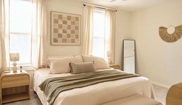 New 3BR 2.5BA Near College World Series, King Ensuite, Sleeps 8, Free Parking