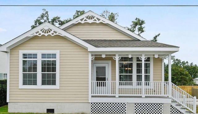 *NEW* - LOCATION, LOCATION - 250 Feet to the Beach - Sleeps 6