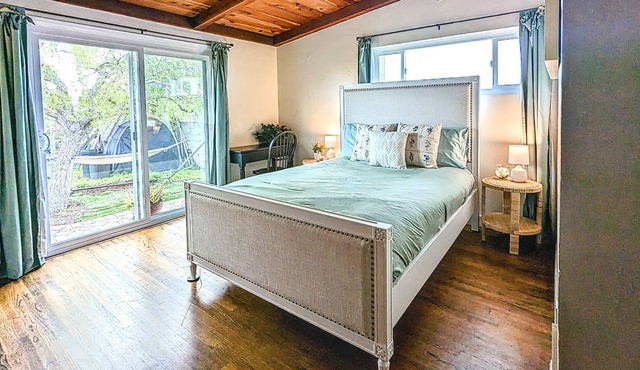 New! Private duplex with hammock, BBQ grill and 5 min to Beach!
