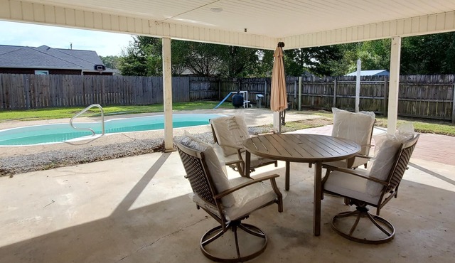 NEW! Spacious 3bd/2ba home with pool! Sleeps 8