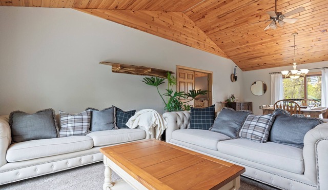 New to VRBO - On the trail, peaceful and wooded. Fireflies, gardens, starry sky