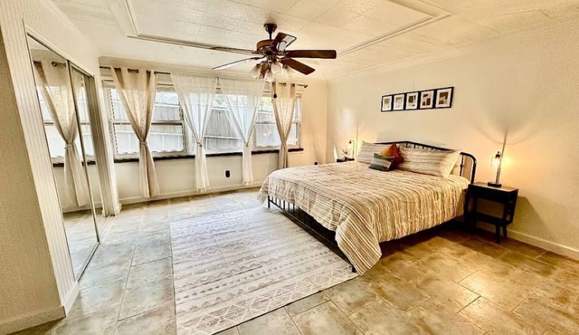 Newly Renovated Quiant 2-bed 2-bath apartment.