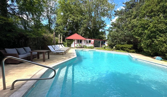 Newly Updated! Private Pool! Walk to Beach, Shops, Restaurants & Train to Salem!