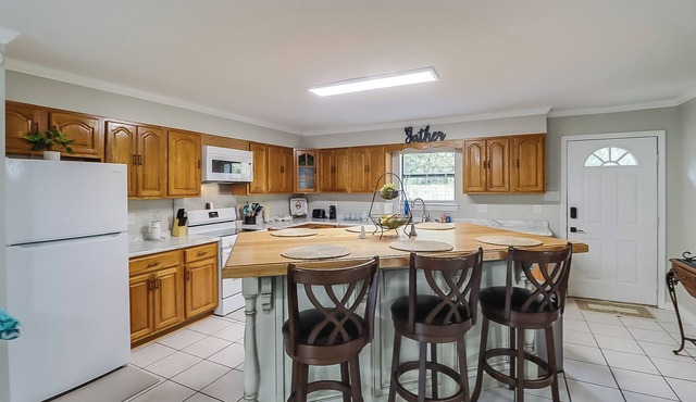 Nice Gulf Coast Home near Beach, Casinos, Downtown & Hwy 90 access!